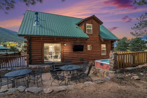 Cabin - Hot Tub w Outdoor TV, Sleeps 12, King Bed, Dogs ok