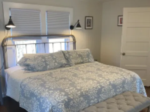 Dog friendly NON SMOKING Cottage 1 block from Town Square 梅森酒店