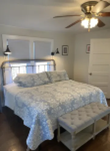 Dog friendly NON SMOKING Cottage 1 block from Town Square Hotels in Mason County