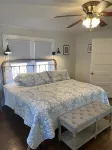 Dog friendly NON SMOKING Cottage 1 block from Town Square