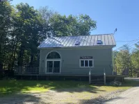 6 Min from Stratton, King Beds, Dogs OK, Jacuzzi Tub, Wrap Around Deck!