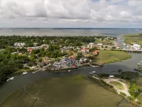 Shem Creek Corner, one block from Historic Shem Creek waterway, beaches close
