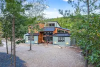 Unwind, Play, and Make Memories — Your Perfect Getaway Awaits! Beautiful Creek! Hotels in 