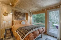 Riverfront cottage w/ hot tub, lush gardens, privacy & river access, pets ok!