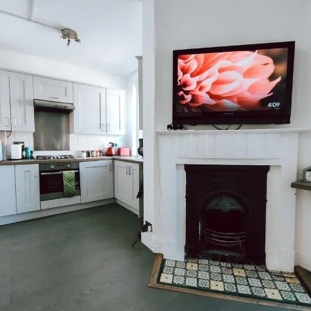 Charming Two Bedroom Apartment in Strawberry Hill