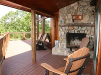 Awesome View 2500 Sqft Decks 8 Person Spa Mins to Blue Ridge Pkway & New River Hotels in Pine Swamp