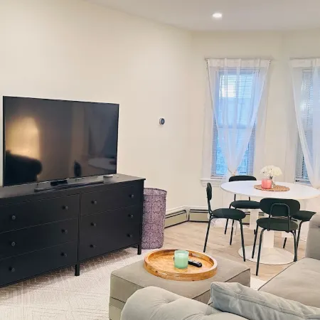 Modern 2BR near subway & parking available