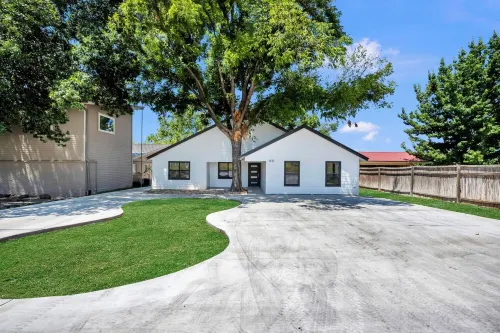 Beach Memories - Renovated Open Modern Lake Access, Beach/Cabana, Covered Patio!