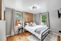 Cozy Home Steps from Lambeau Field: Charming Retreat in the Heart of Green Bay