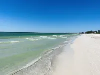 GREAT LOCATION! Peaceful & Tropical Condo Steps to Beautiful Holmes Beach, AMI! Hotel a Holmes Beach