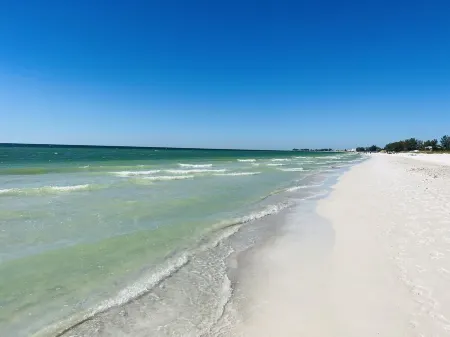 GREAT LOCATION! Peaceful & Tropical Condo Steps to Beautiful Holmes Beach, AMI! Отели в г. Холмс Бич