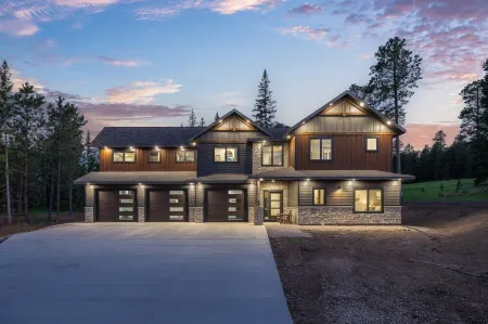 Spacious 6-bedroom house in Powder House with Theater Room, Hot Tub, Paved Roads