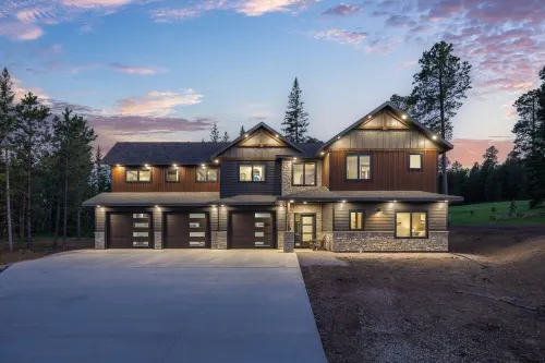 Spacious 6-bedroom house in Powder House with Theater Room, Hot Tub, Paved Roads