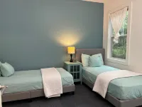 King bed and 4 twins in a 3 BR 2.5 bath Sleeps 6-8 Heart of Downtown Raleigh