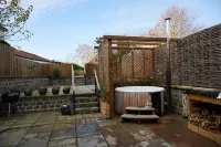 Dog-Friendly 17th-Century Cottage with Private Hot Tub in Yorkshire