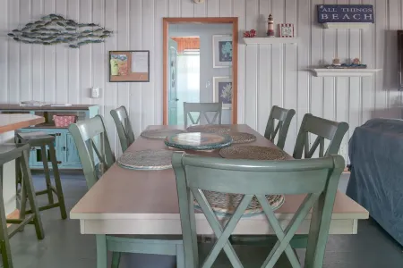 OCEAN FRONT, 4BR, 2BA, FENCED YARD, PET FRIENDLY,  Walkable to shops/restaurants