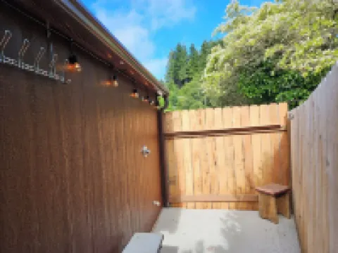 So much to enjoy at this 2-bedroom cottage in Charming Lakeside. レイクサイドのホテル