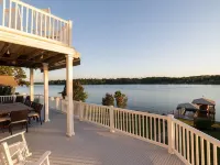 Lakefront w/ private dock, hot tub, game room, boat house hangout Hotéis em Fallstown