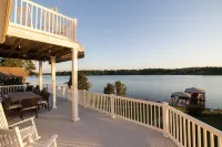 Lakefront w/ private dock, hot tub, game room, boat house hangout