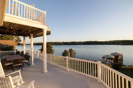 Lakefront w/ private dock, hot tub, game room, boat house hangout