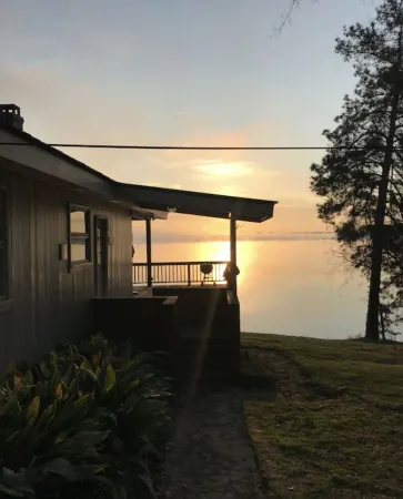 Best "DAM" View on Lake Sinclair! Kayaks 🛶 Sunrises 🌅 Big water 🌊 Fishing 🎣 Отели рядом с достопримечательностью «Andalusia Farm»