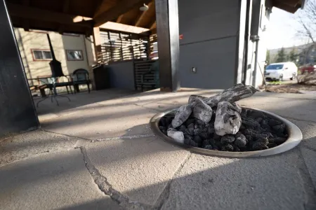 Mountainside Condo: King Bed/Hot Tub/On Free Bus Route/Fireplace