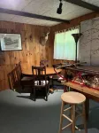 Beautifully decorated large private log home 10 minutes from the mountain.