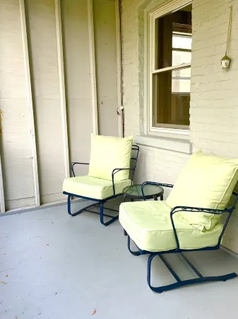 Clean and Comfy Updated Apt in Convenient Location