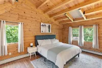 Our pondside cabin - a charming retreat with modern amenities near Wachusett Mtn