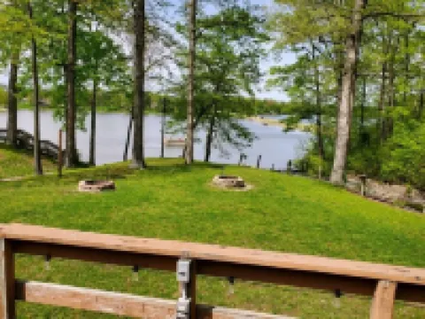 Peaceful Lake House Cabin 1, Kayaks Provided Free, Direct Water Access!