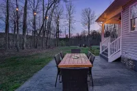 Cozy 4-bedroom house with WiFi, Hot Tub and Fire Pit