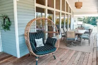 New! River Retreat! Spacious home on the Little Pigeon River! - 4 ดาว