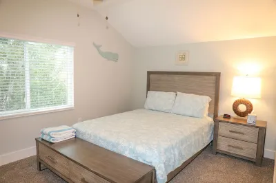 Hawk Nest Apartment-Walk to downtown & the water! New heated POOL!