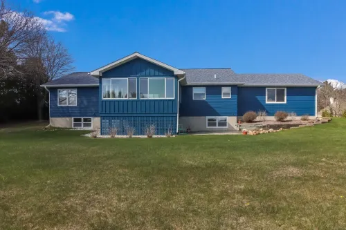 Beautiful Bayview 3 bedroom, 3 bath home / walking distance to beach.  Sleeps 9.
