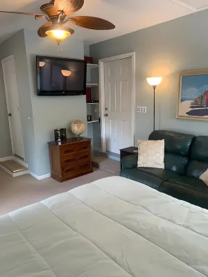 Beautiful 1BR Apt. Near Beach! Inc. Kit, Bath & LR Hotels near Gallery 57