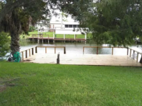 Renovated,clean,comfortable,trailer on canal with Lake Okeechobee access. 오키초비 호텔