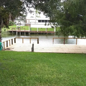 Renovated,clean,comfortable,trailer on canal with Lake Okeechobee access. Отели в г. Окичоби