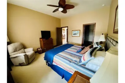 Large Bayside Golf Course home with Lake Views. Hotel a 
