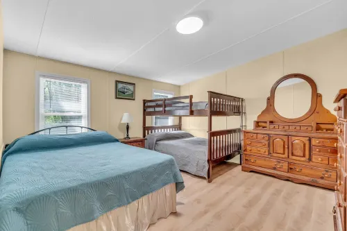 Secluded Home "Behind The Vines SLEEPS 22 on over an acre!