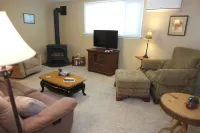 Freshly Remodeled 2 Bedroom, Full Kitchen, living Room Suite, in Cascade unit #3