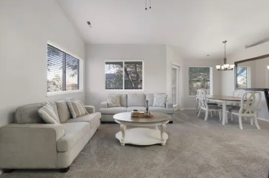 Charming 2-bedroom apartment in peaceful Twin Falls with AC, WiFi
