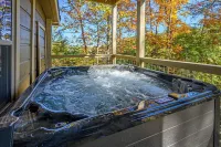 FLIPFLOP LODGE-KING BEDS-HOT TUB-HEATED  POOL-FASTWIFI-BBQ-GAMES-5MIN TO PARKWAY