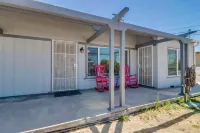 Welcoming bungalow with den, ideal for longer stays, near everything!