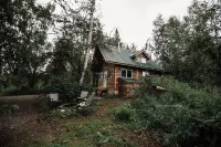 Relax at this cozy, well appointed cabin located in sunny Knik, Alaska.