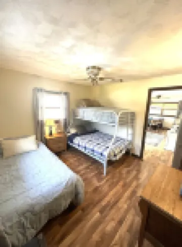 Charming Lakehouse with huge yard - downtown Culver! 馬歇爾縣酒店