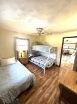Charming Lakehouse with huge yard - downtown Culver!