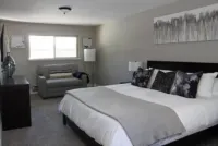 Grumpy Grizzly Pet friendly w/ hot tub