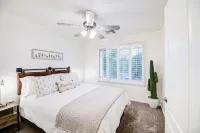 Upscale Home, Award Winning Golf, Trails & Parks, Private Heated Pool and More! Hotels near Discovery District Park