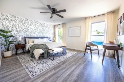 MUST SEE! Heated Jacuzzi w/ Pool! Newly Remodeled! Mid-Century Modern Decor! Hotels near Safeway