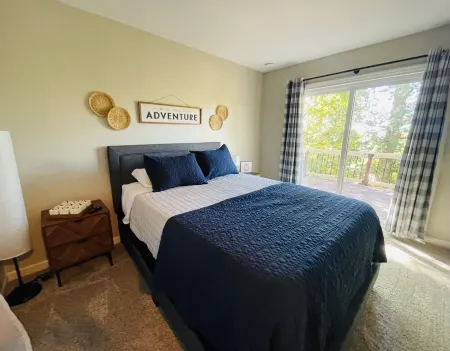 Hillside Hideaway in Marietta, OH:  4 beds, 2 baths, stunning views! Отели рядом с достопримечательностью «Больница Мариетта Мемориал»